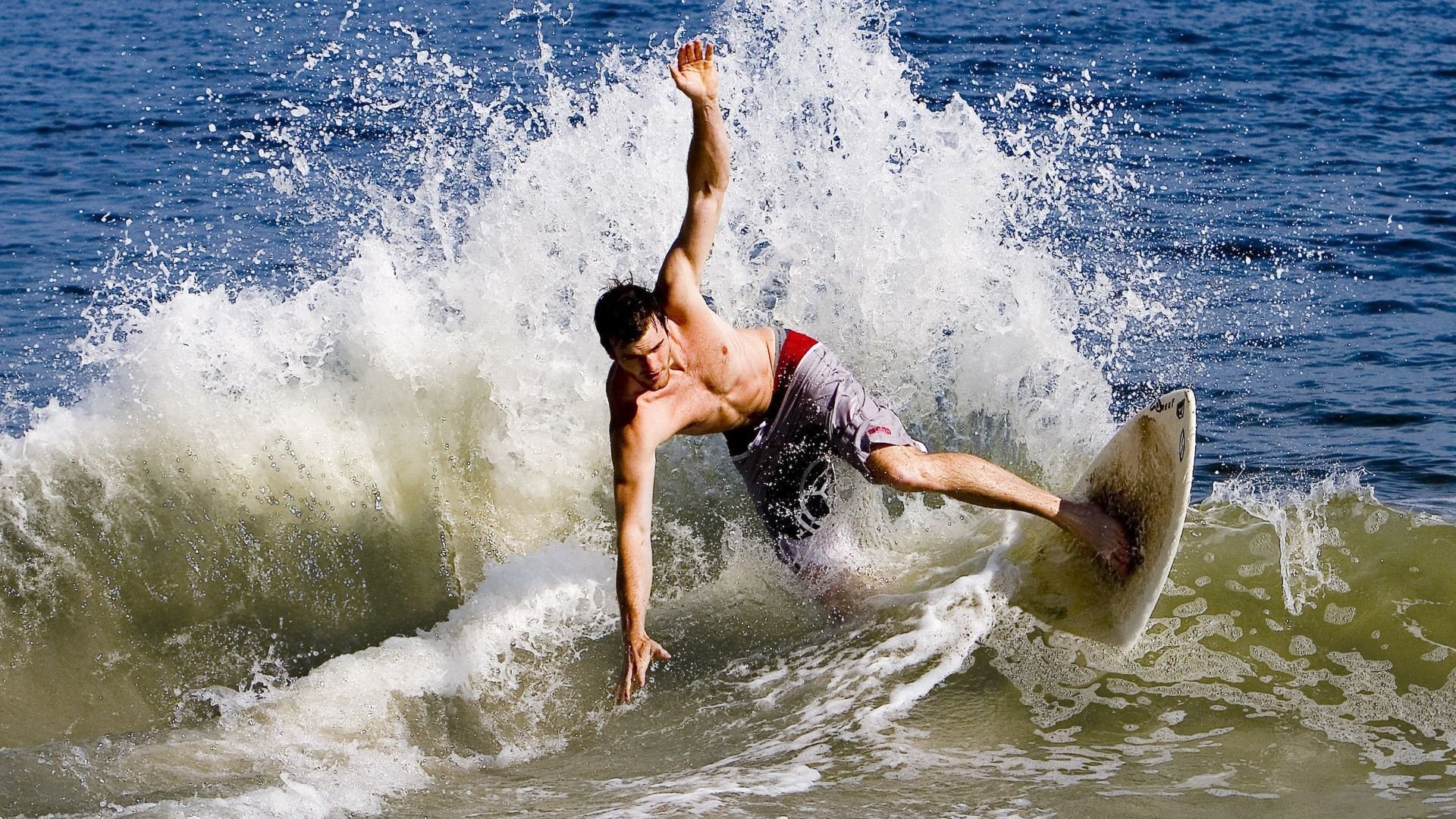 包含CBA常规赛战况：北京首钢防线稳固，拜仁慕尼黑进攻受阻，布伦森成最佳的词条